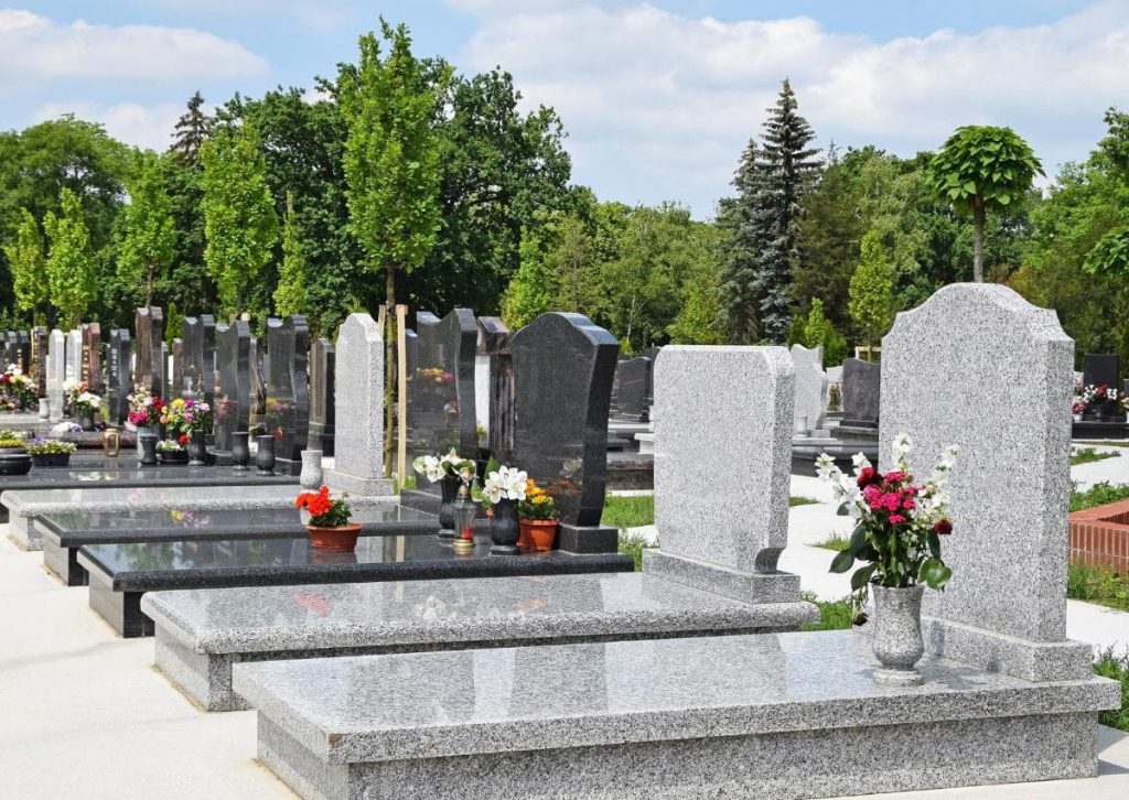 fleurs sur cimetière